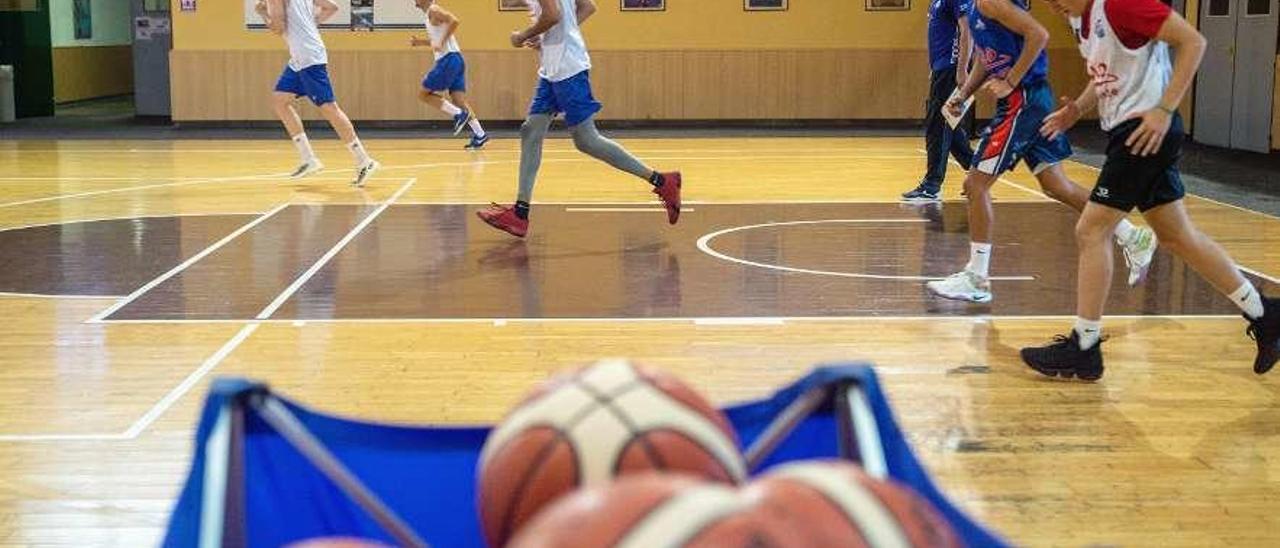 Seis jugadores del COB, durante el primer entrenamiento de la pretemporada en el Pazo. // Iñaki Osorio