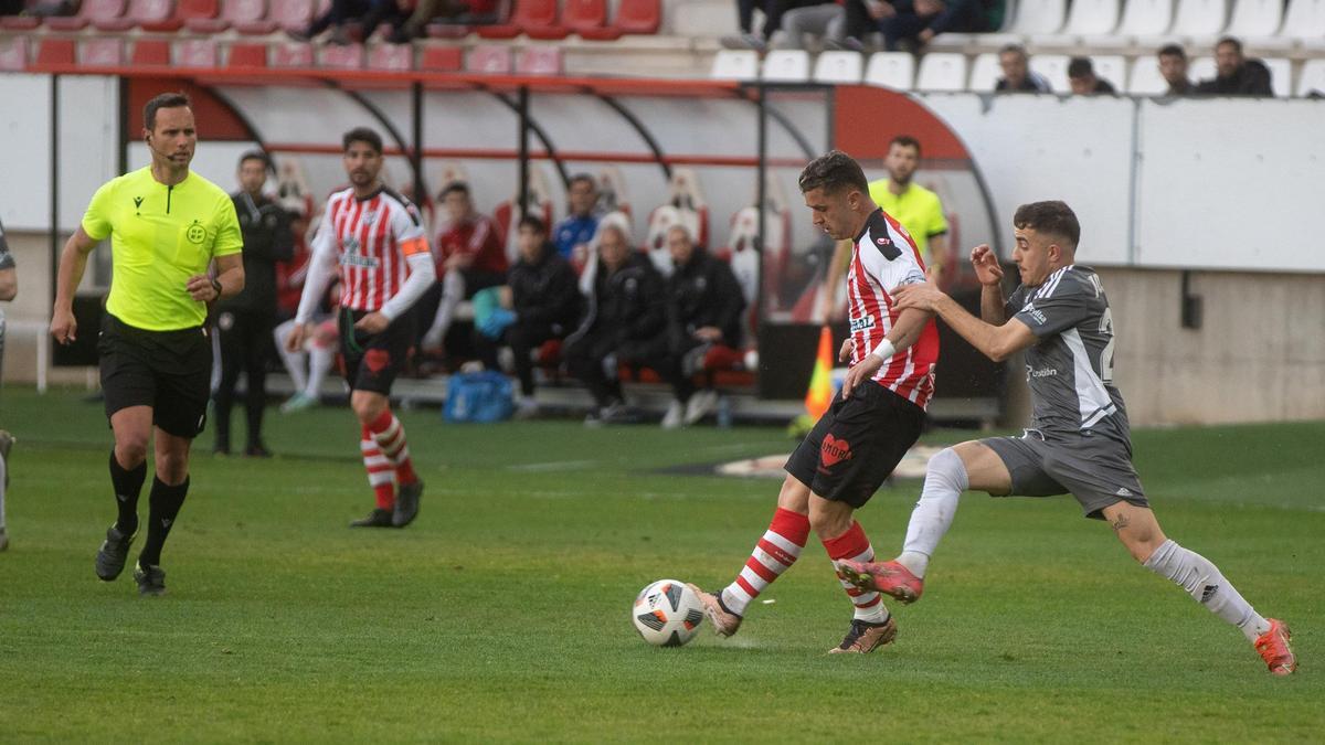 Un árbitro sigue el juego de cerca en el Ruta de la Plata