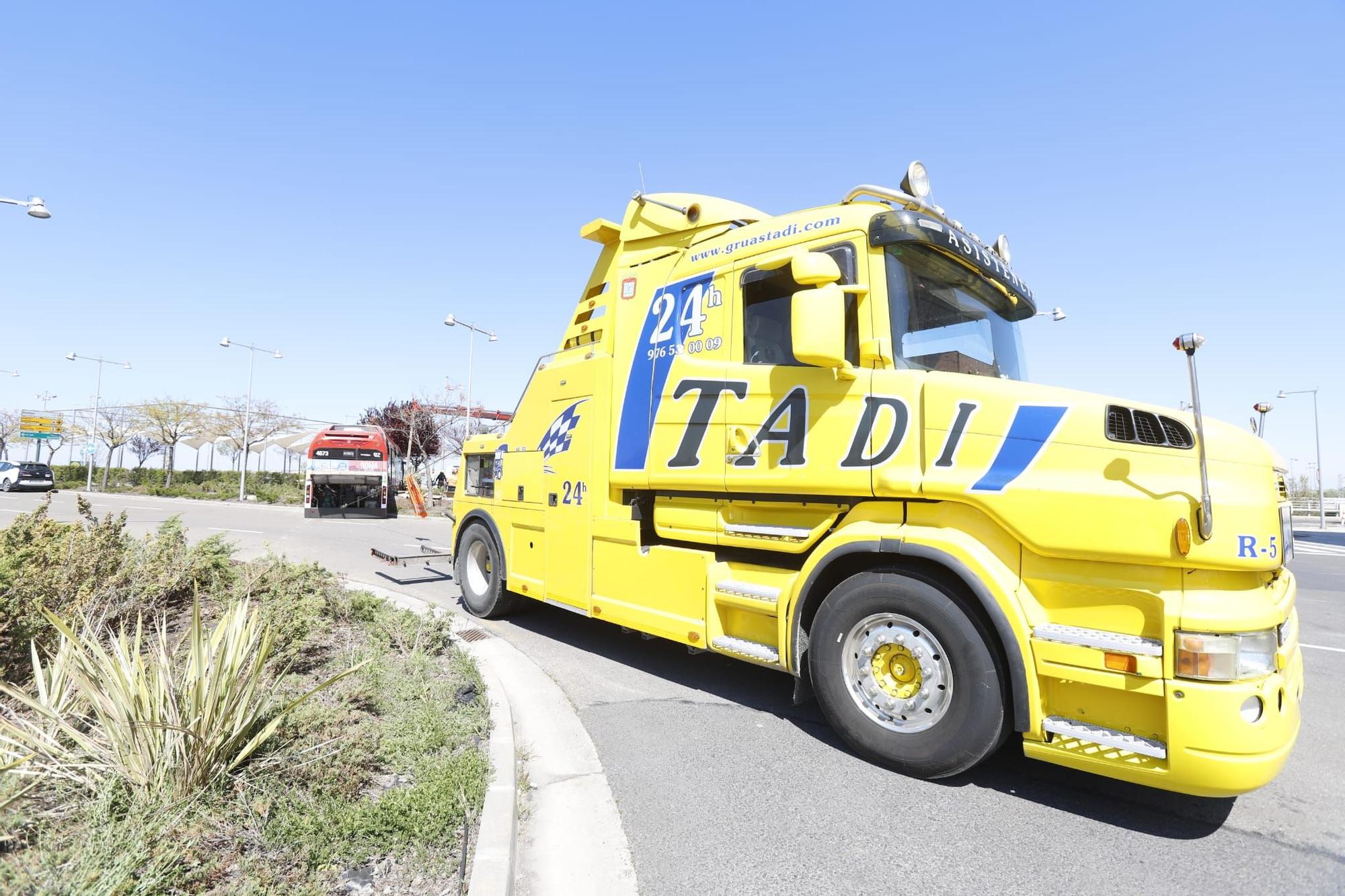 Un autobús urbano sin pasajeros se accidenta al salirse de la vía en Zaragoza