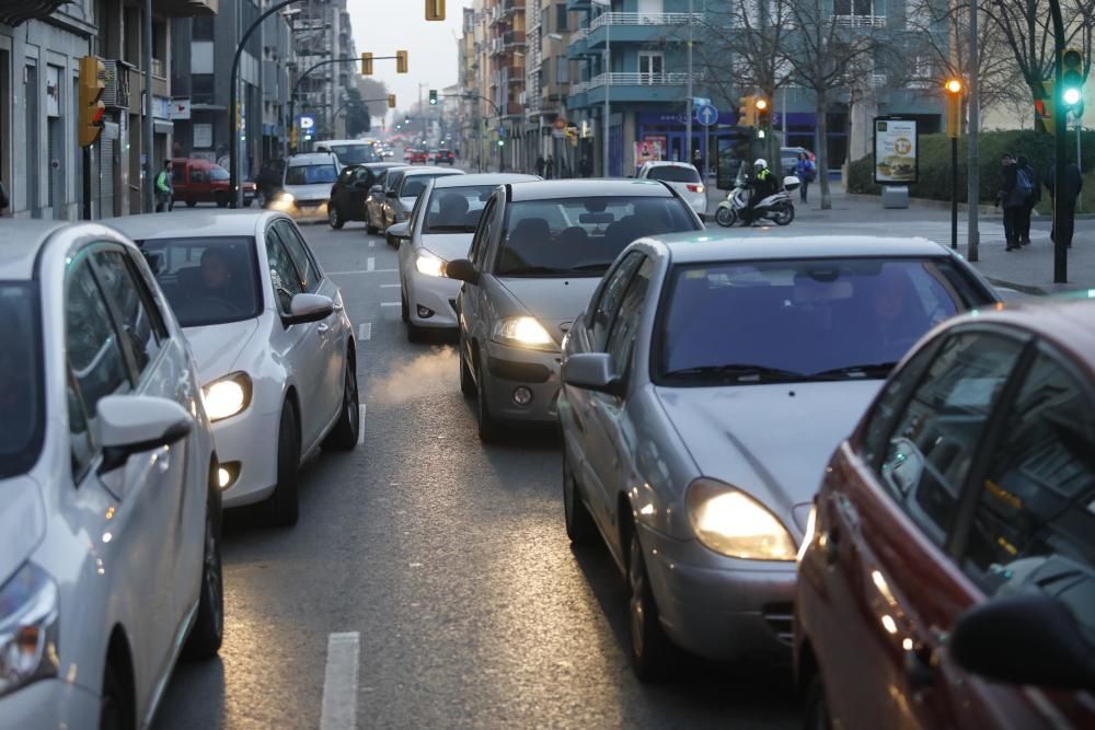 Cues a la carretera Barcelona per les accions dels piquets en la vaga del 21-F a Girona