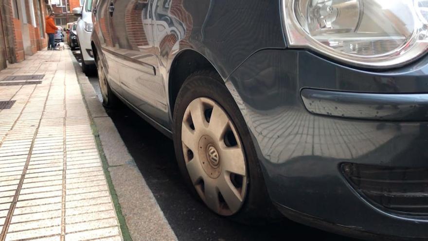 Rajan de madrugada las ruedas de más de 40 coches aparcados en la calle en Gijón