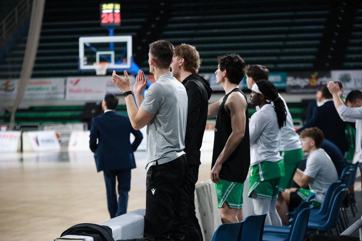Expectación en el banquillo del Cáceres, con los lesionados Kalinicenko y Luis García en primer término.