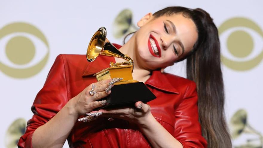 Rosalía mostrant el gramòfon daurat que va guanyar als Grammy, el gener passat |