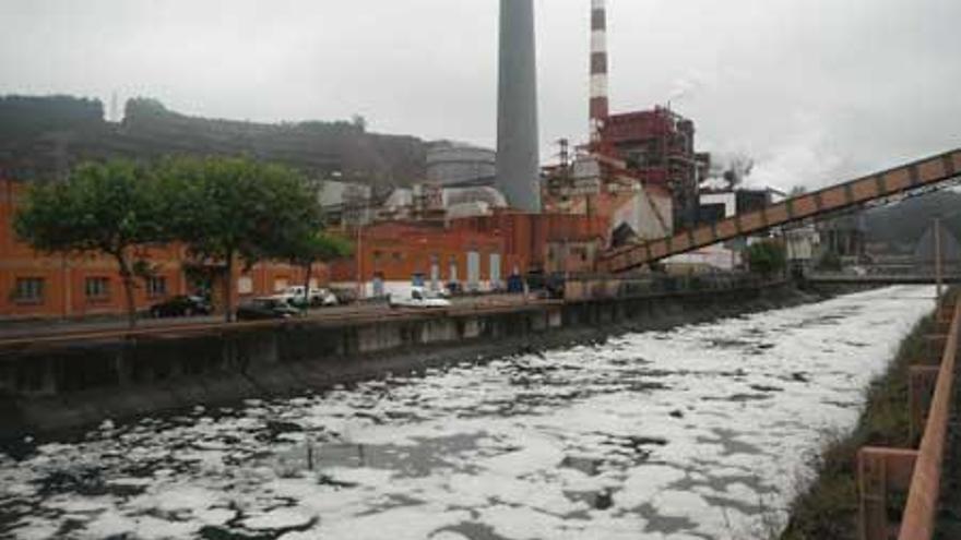 El alto grado de contaminación de la ría de Aboño molesta a los vecinos