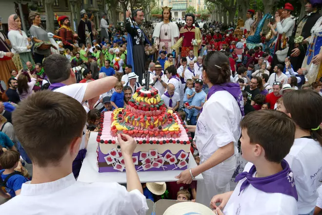 La trobada gegantera de la Diada de Santa Creu celebra els 30 anys dels Amics dels Gegants de Figueres