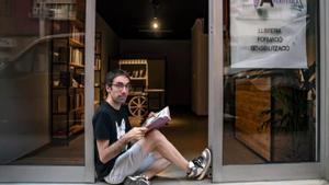 José Antonio Martínez en la puerta de su librería Acció Perifèrica