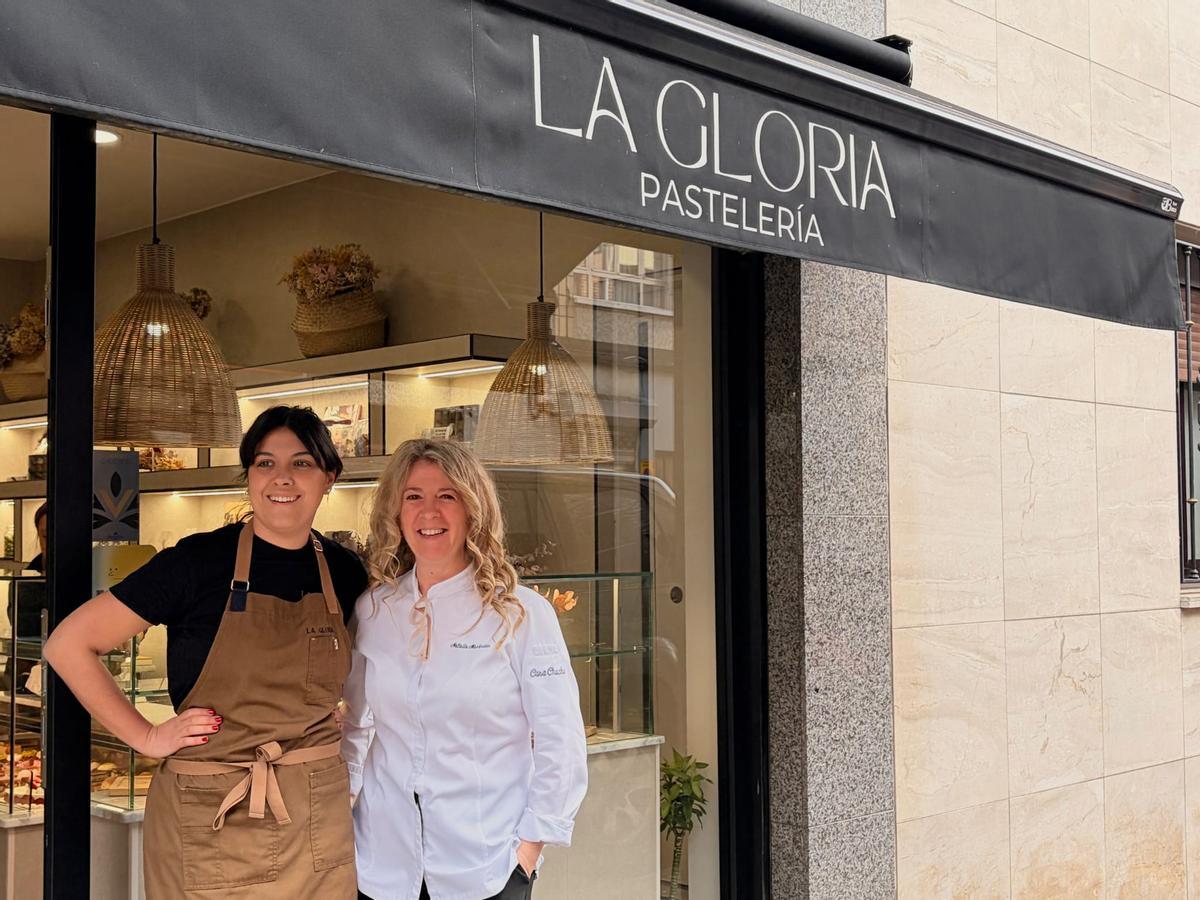 Delante de La Gloria de izquierda a derecha: Bárbara Pereira y Natalia Menéndez