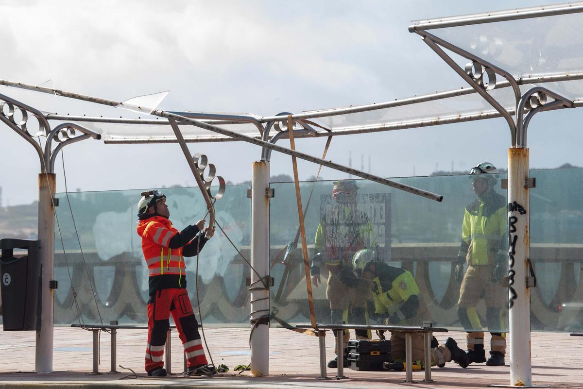 El viento levanta una marquesina de bus en el paseo, frente al Aquarium