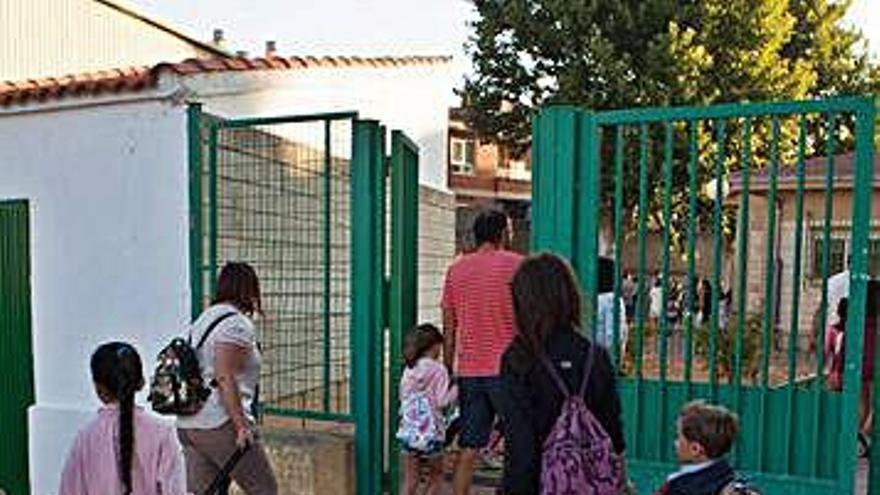 Los padres llevan a sus hijos al colegio.