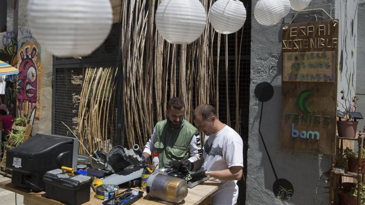 Taller de reparación de la Fundació Feniss en el Raval.