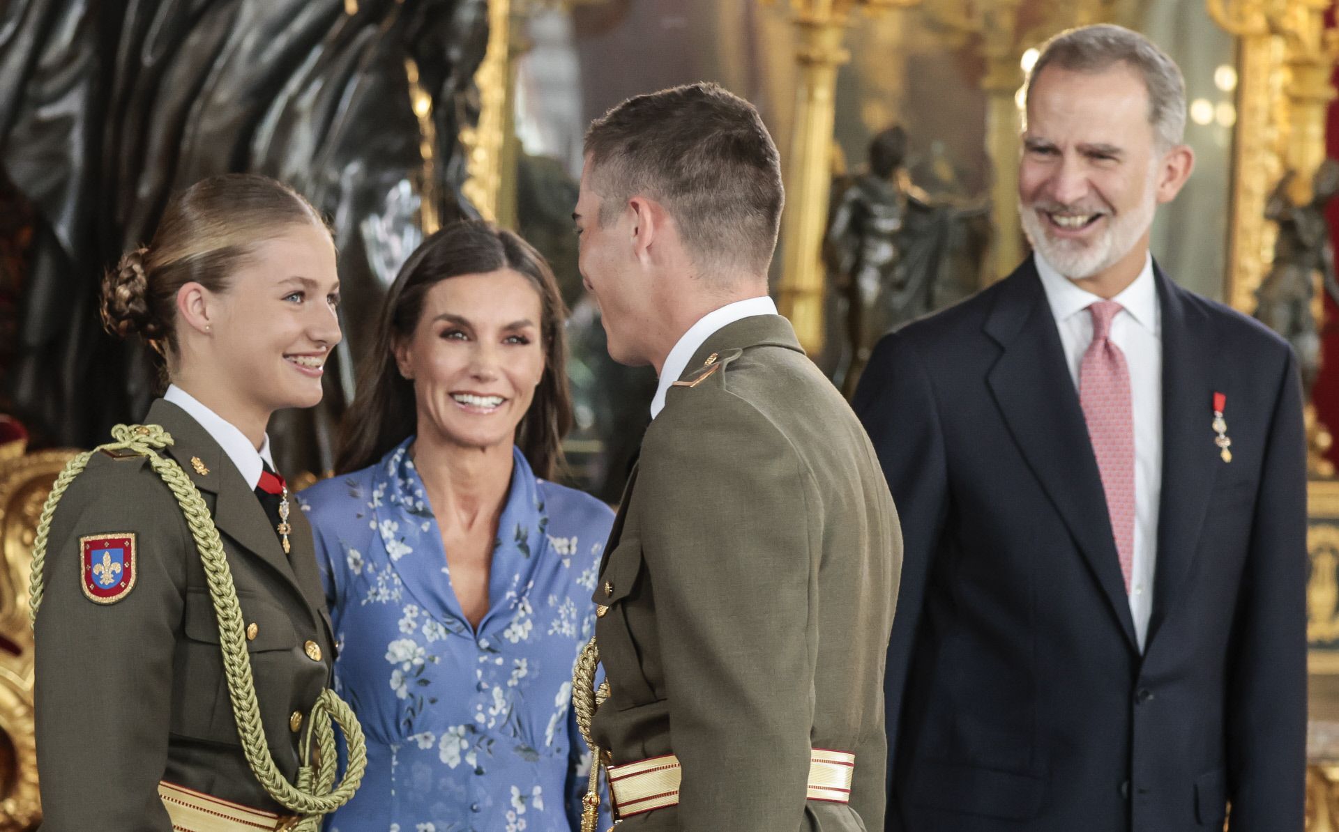 La princesa leonor saluda a sus compañeros el Día de la Hispanidad