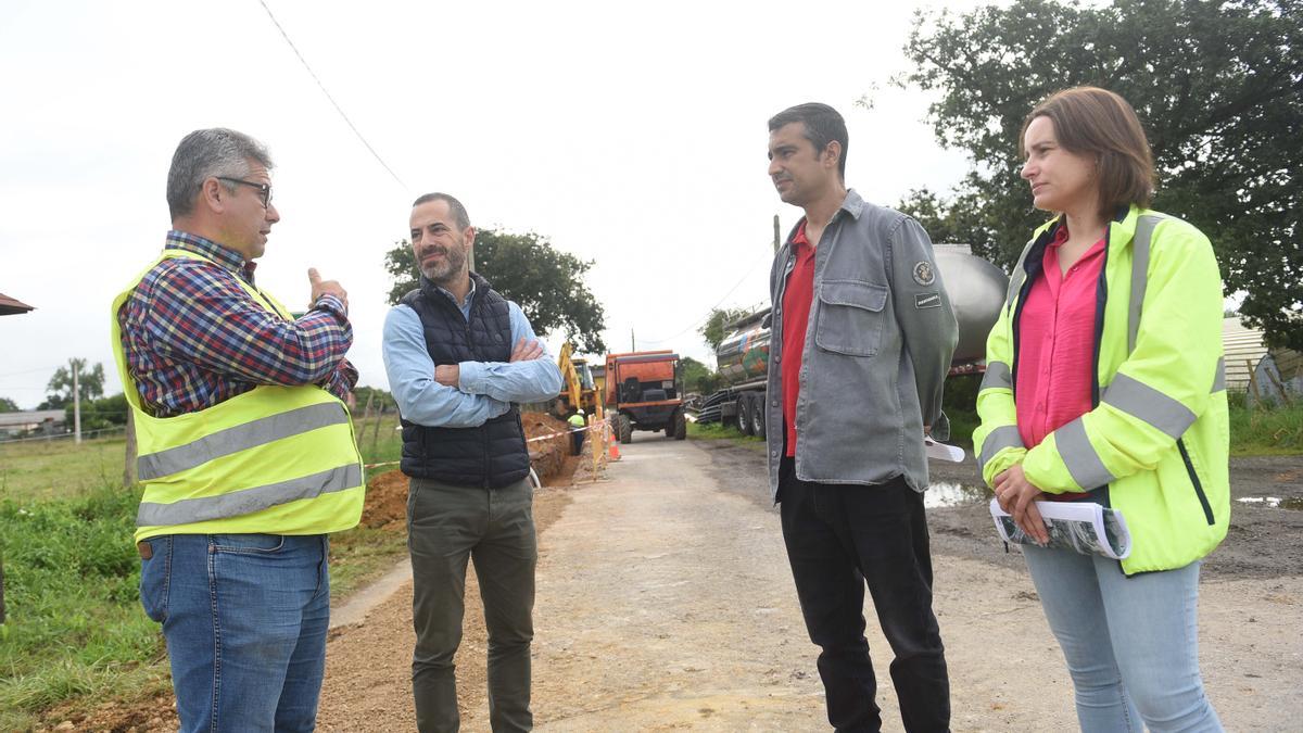 Por la izquierda,m Javier Rodríguez, concejal de Infraestructuras urbanas; Ángel García, alcalde de Siero;  Silvia Alba y Francisco Gulías, de la empresa adjudicataria