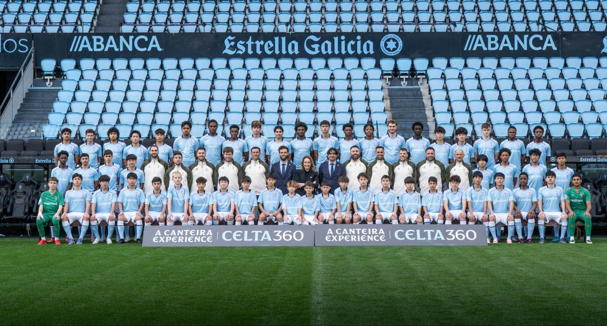 Futbolistas de Celta Academy junto con varios responsables del Celta, entre ellos, la presidenta, Marián Mouriño.