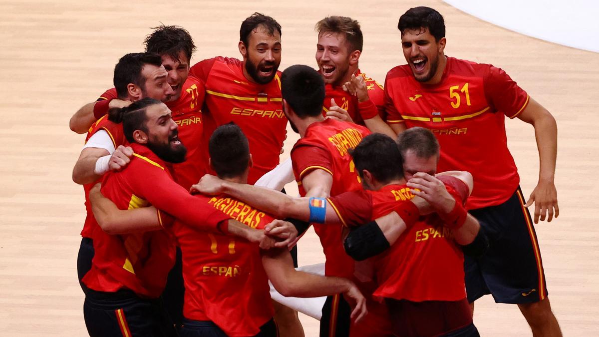 Los jugadores de la selección de balonmano celebran su pase a las semifinales.