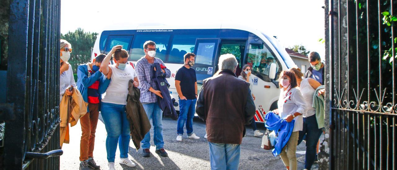 La llegada de uno de los “Buses del Vino” para asistir a las actividades en Quinteiro da Cruz.