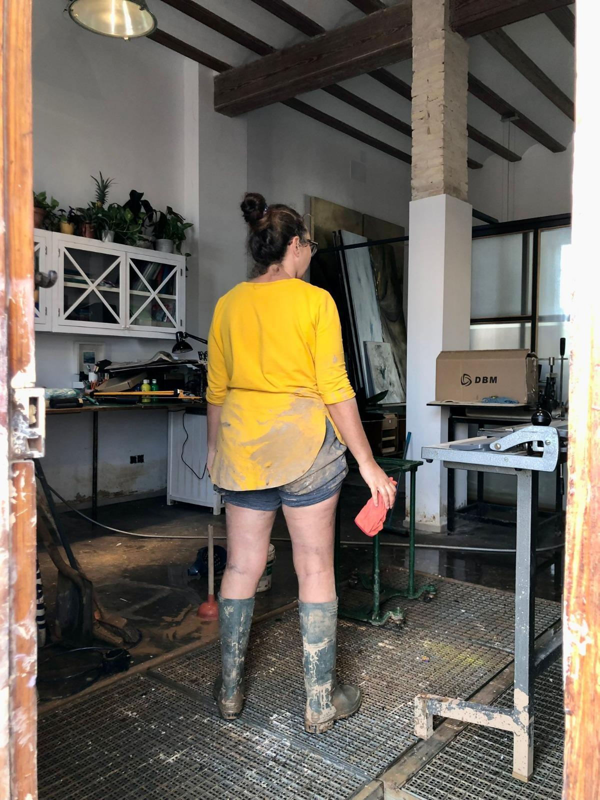 La artista María Martín limpiando su taller tras el 29-O.
