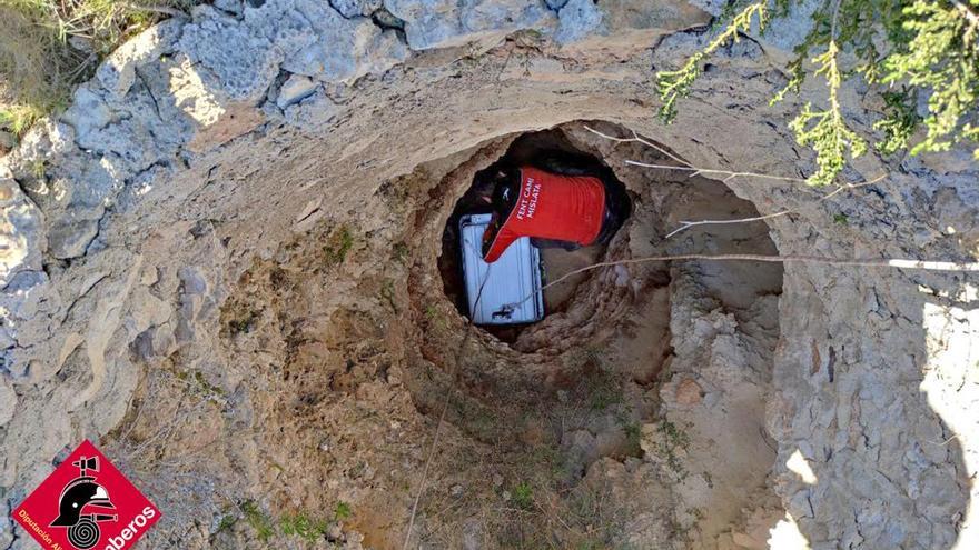 Vídeo del rescate de un hombre y un perro atrapados en el interior de un pozo de seis metros en Torrevieja