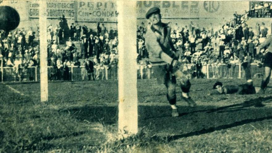 Tercer gol de Martín, en el suelo, tras el testarazo. Paco Suárez solo puede seguir la trayectoria del cuero.