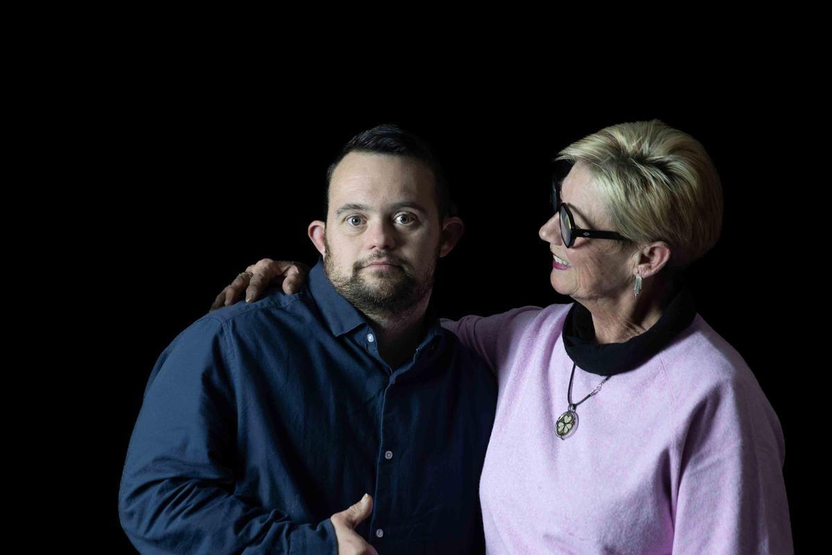 Paco Moya, con su madre, duerante la sesión de fotos