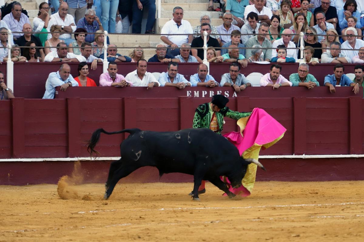 Las imágenes de la cuarta corrida de abono en La Malagueta y de la cogida de Jiménez Fortes