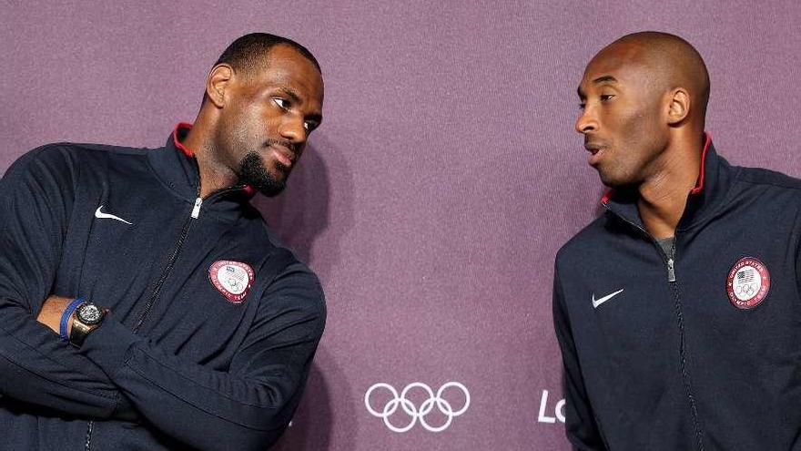 James y Bryant, durante una concentración con la selección norteamericana. // Efe