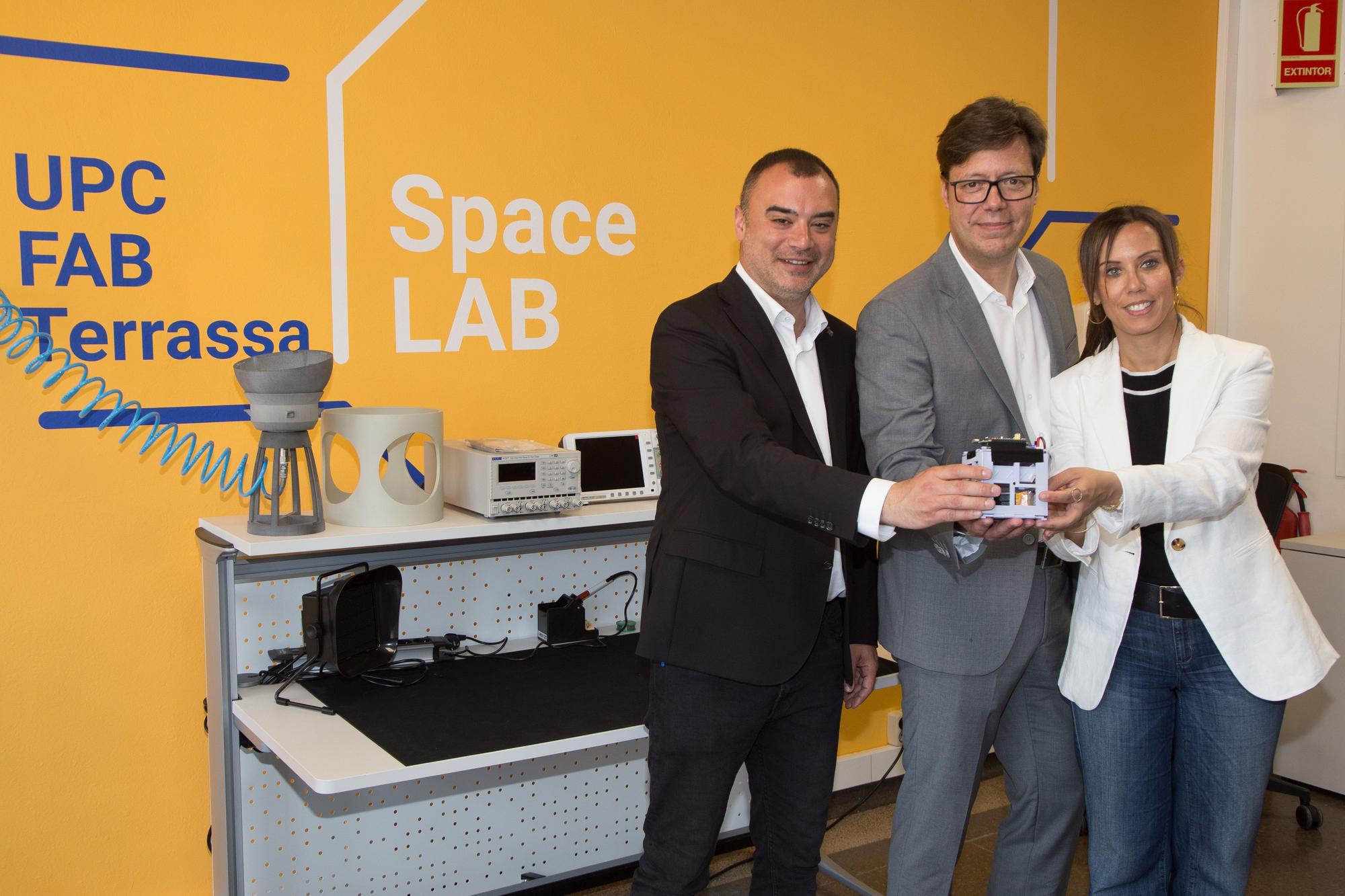 Jordi Ballart y Marta Farrés firmaron en el libro de honor de ESEIAAT y visitaron el Space Lab de la UPC Fab Terrassa