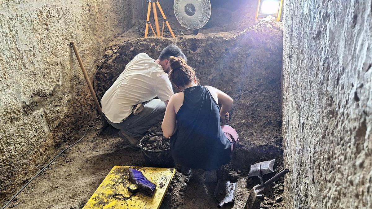 Dos arqueólogos trabajan en el interior del refugio antiaéreo de Alcalá de Henares.