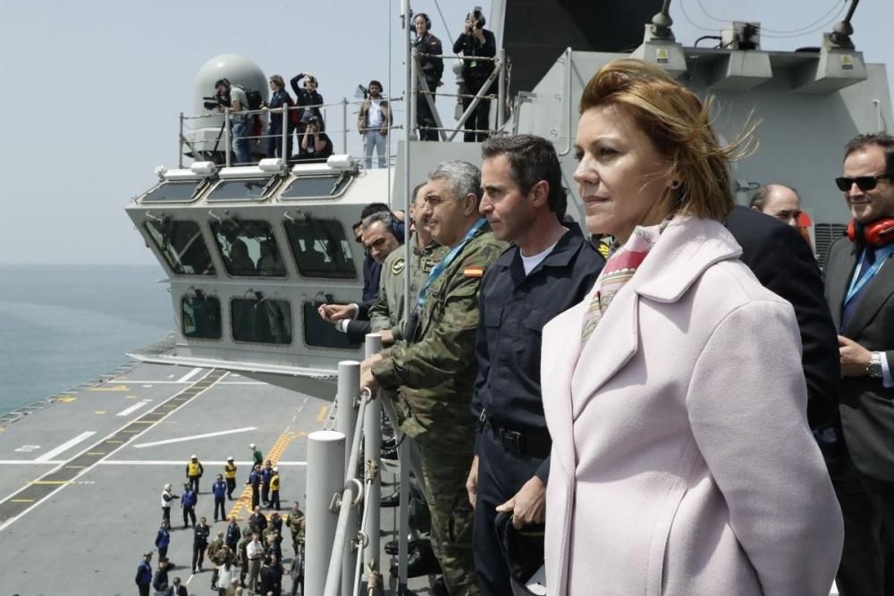María Dolores de Cospedal, como ministra de Defensa en unas maniobras en la Base Naval de Rota en 2018.