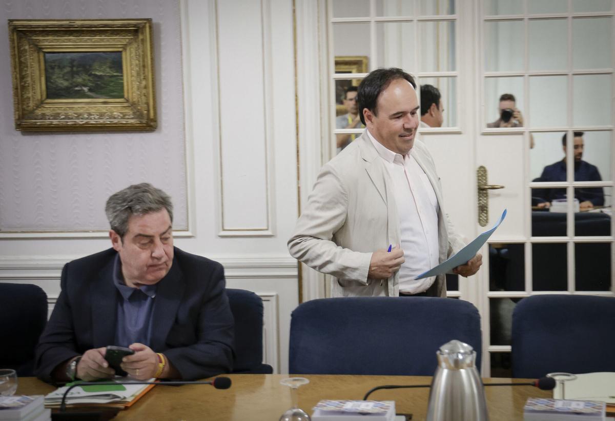 Juanfran Pérez Llorca y José María Llanos, en la última Junta de Síndics en las Corts.