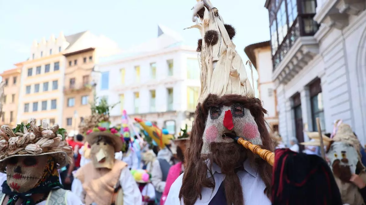 Uviéu enllénase de mázcares ibériques con 600 participantes nel primer desfile internacional fuera de Portugal