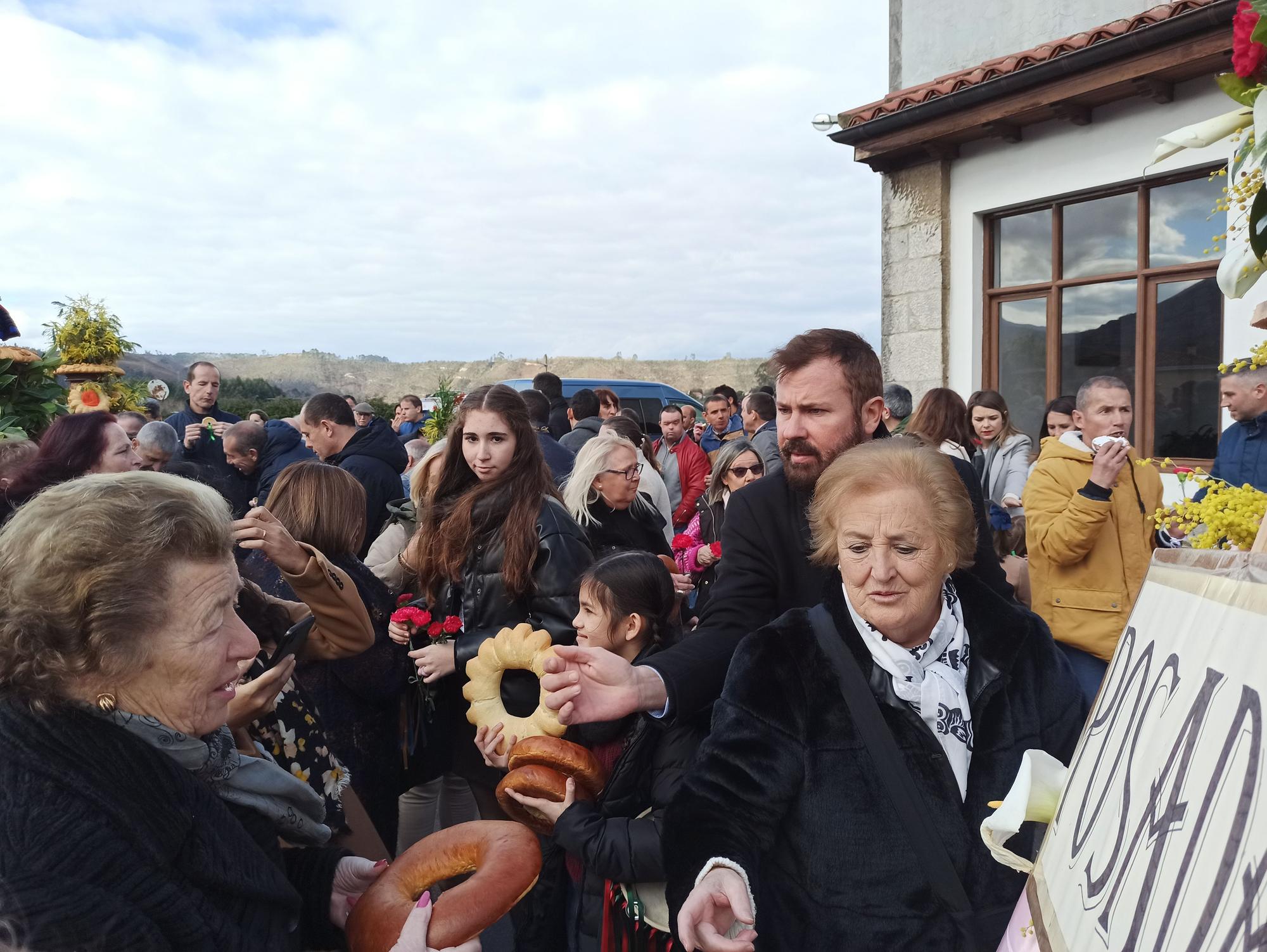 En Posada de Llanes, los panes del ramu vuelan por La Candelaria: "Hay que andar rápido"