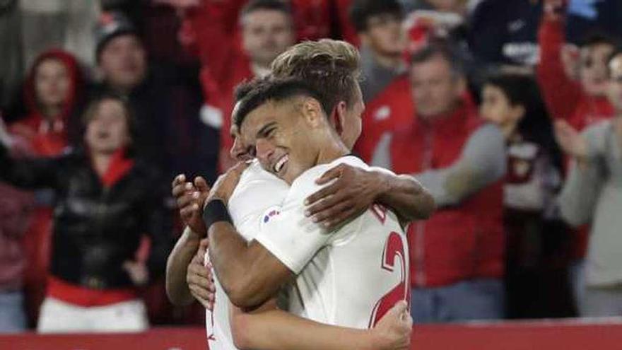 Reguilón abraza a De Jong para celebrar el gol del Sevilla. // Efe
