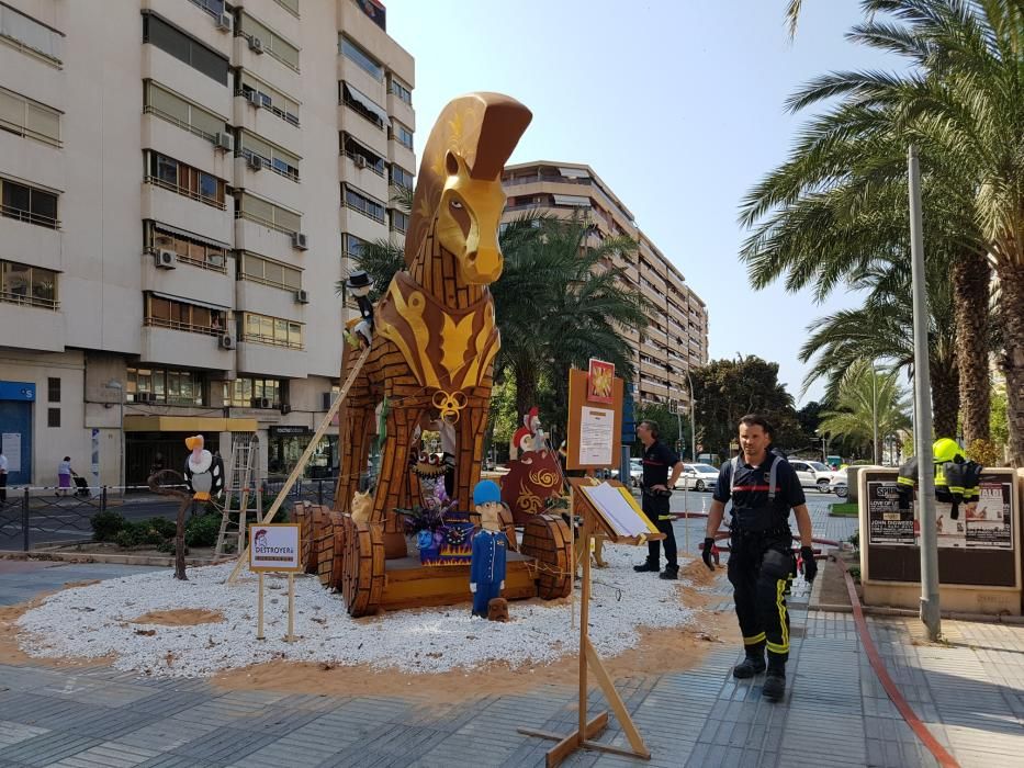 Un momento del acto de la cremà de la hoguera del Psiquiátrico.