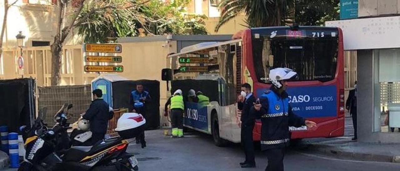 Nuevo incidente con un autobús por las obras de peatonalización del Centro Tradicional