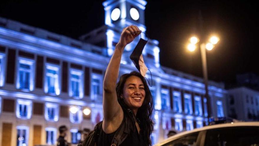 'Cuatro gatos' despiden a las mascarillas en plena Puerta del Sol