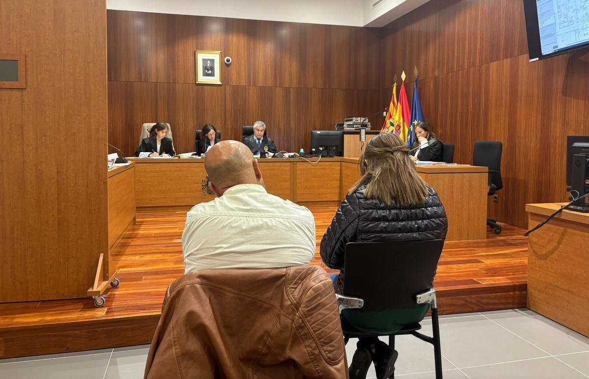 Robert R. A. y Lucidalia G. A., este lunes, en el banquillo de los acusados de la Audiencia Provincial de Zaragoza.