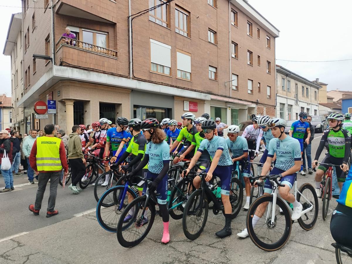 La salida del Trofeo Santiago y Santa Ana de ciclismo en Grado, en imágenes La salida del Trofeo Santiago y Santa Ana de ciclismo en Grado, en imágenes