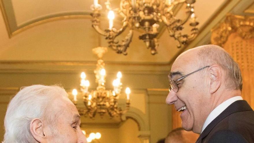 Josep Carreras recibe el premio que Oviedo desterró