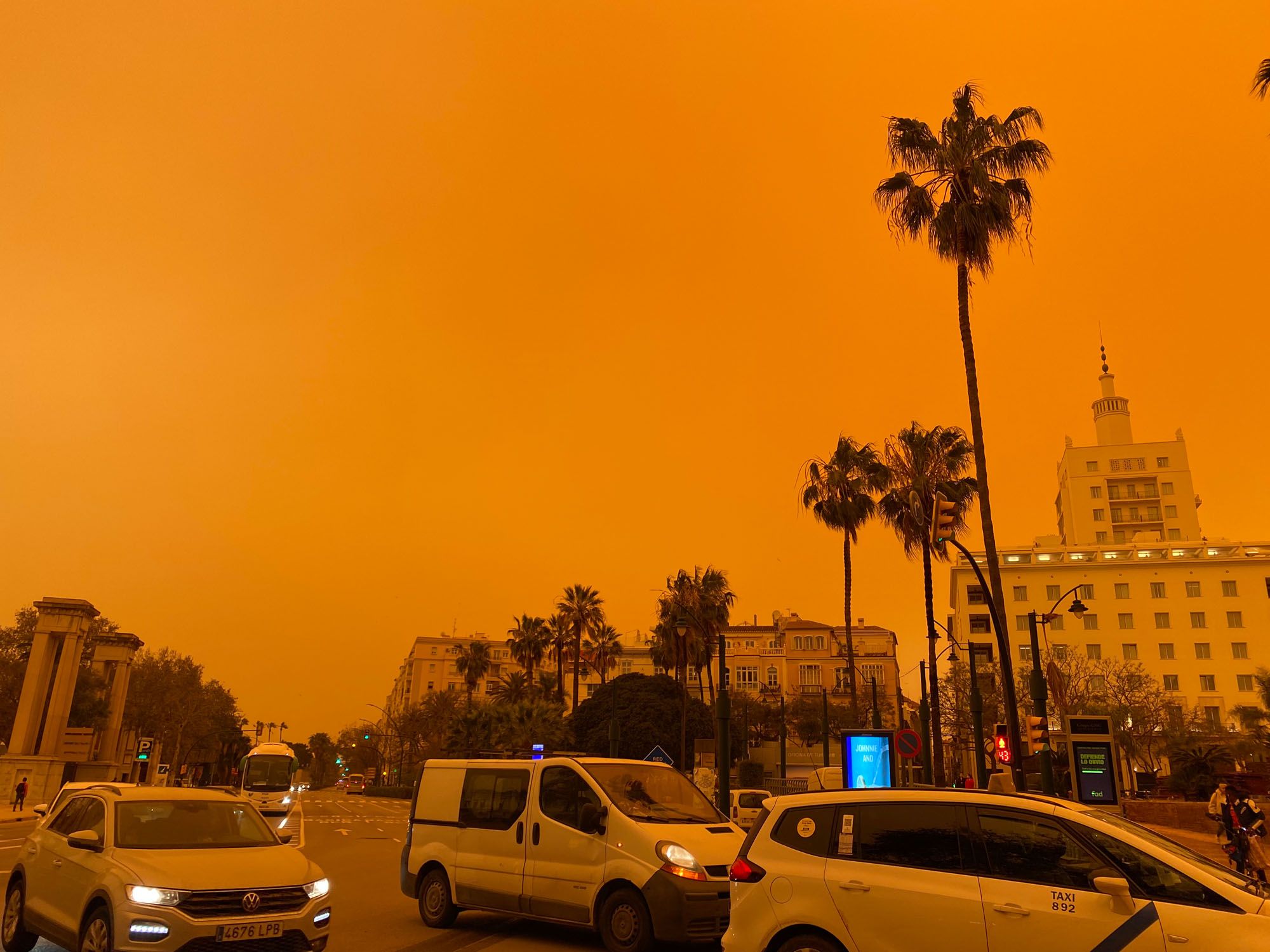 El cielo, teñido de naranja o casi rojo, desde distintos puntos del Centro de Málaga.