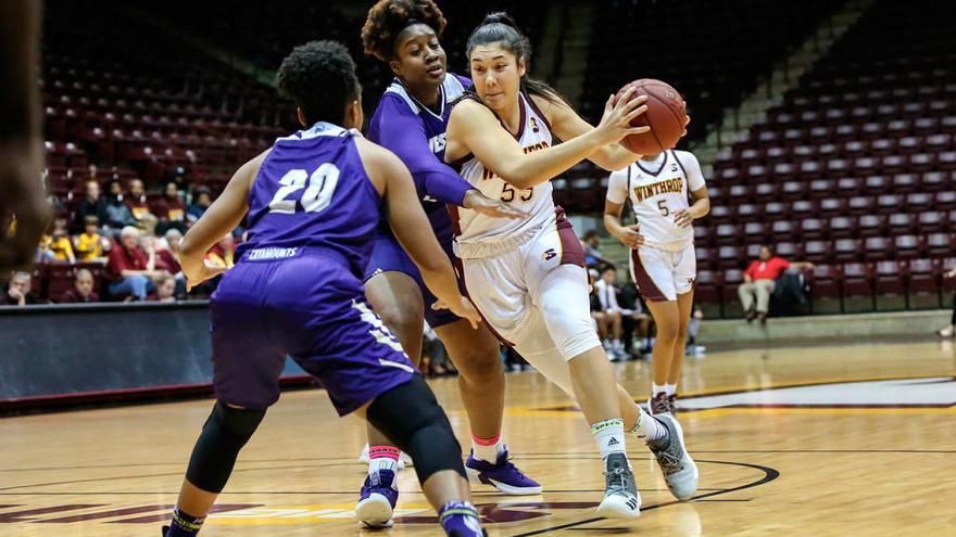 Ángela Coello en un partido en EE.UU. // Winthrop University