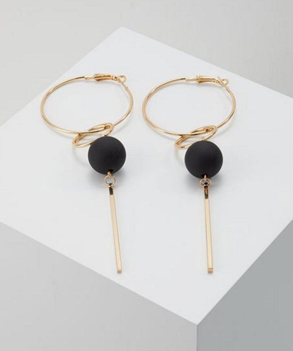 Maxi pendientes dorados con borlas de Aldo. (Precio: 14, 95 euros)