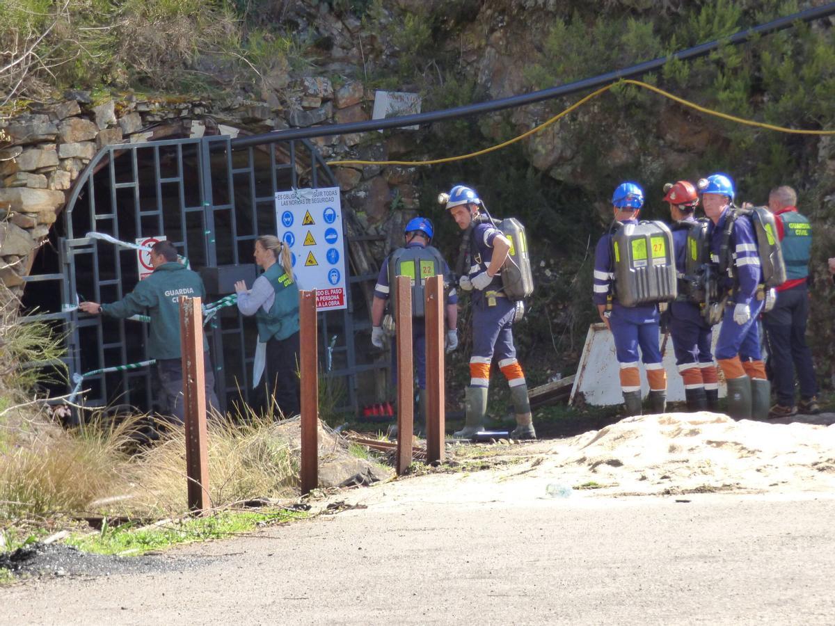 Agentes de la Guardia Civil acceden al interior de la planta tercera de la mina de Cerredo.