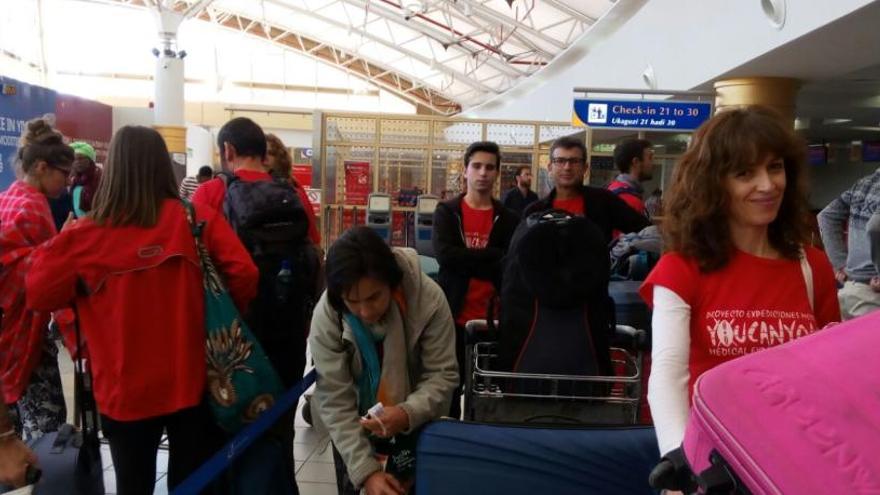 Espera de los cooperantes en el aeropuerto.