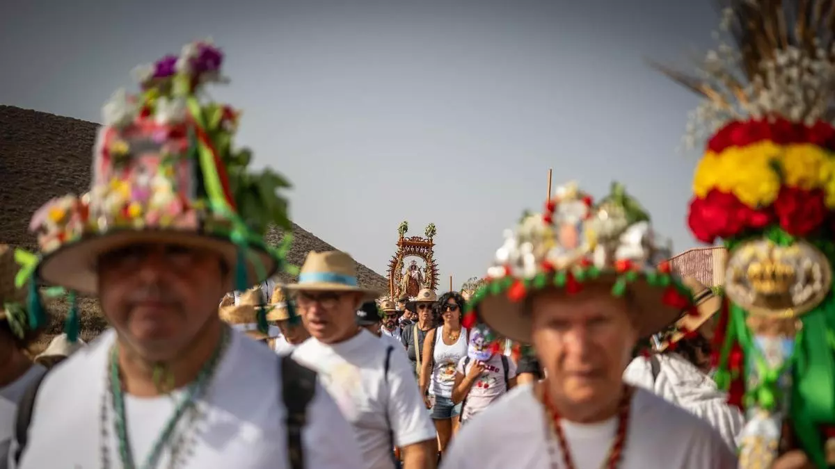 Devoción multitudinaria en Güímar: miles de peregrinos acompañan a la Virgen del Socorro en su Bajada