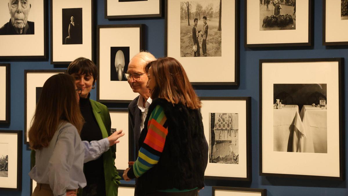 La directora adjunta del IVAM, Sonia Martínez (segunda por la izquierda), en una exposición del pasado diciembre.