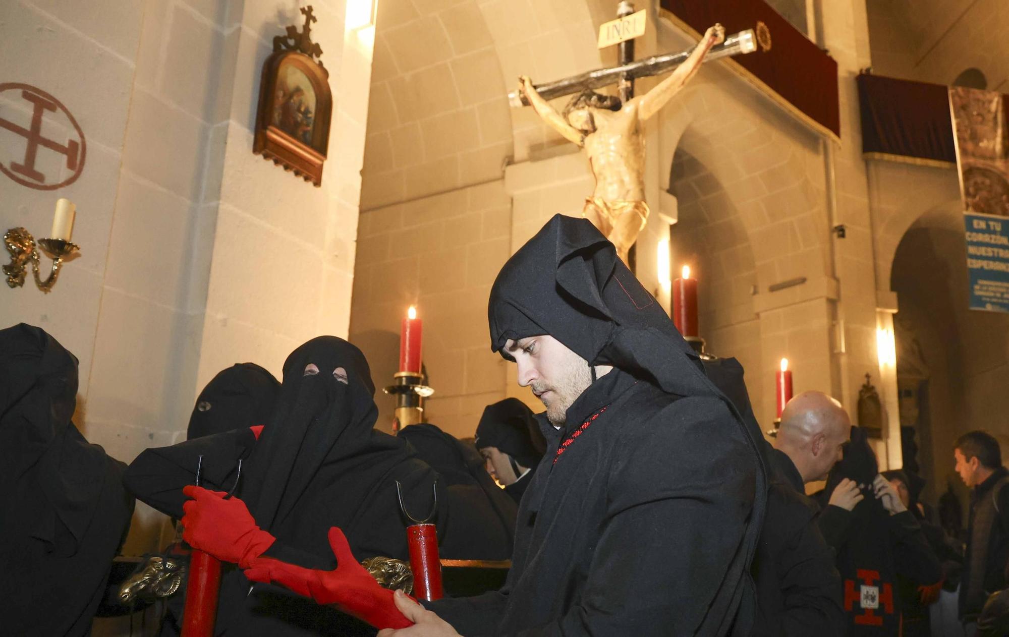 El Cristo de la Buena Muerte reina en el Jueves Santo de Alicante