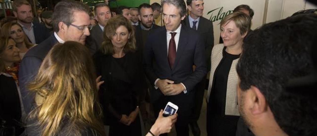 El ministro de Fomento, Íñigo de la Serna, en marzo en la estación de Castelló.