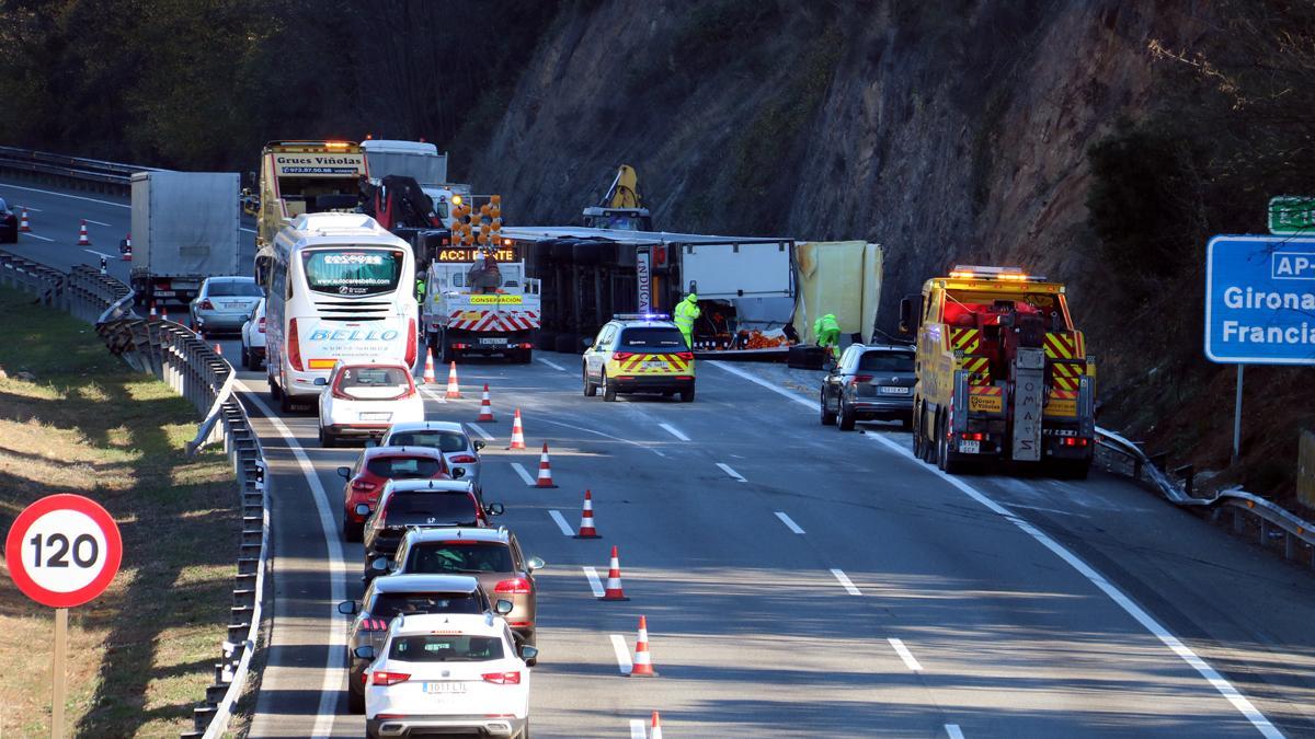 Cues de 14 quilòmetres a l’AP-7 pel camió que ha bolcat a Sant Celoni en plena operació sortida