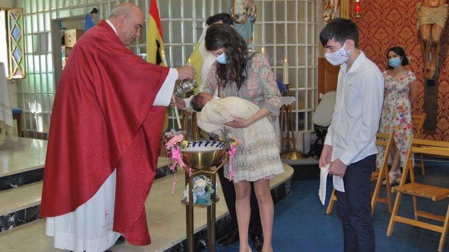 La &#039;nueva normalidad&#039; llega a Burriana: primer bautizo de la era coronavirus