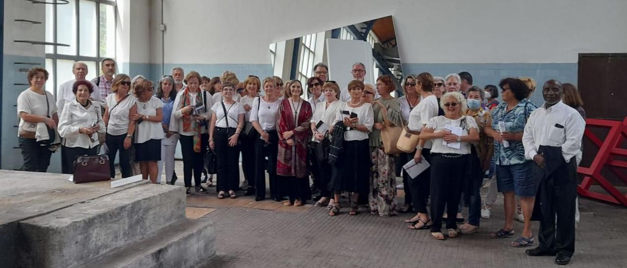 Alumnos del programa universitarios para mayores, ayer, durante la visita al pozo Santa Bárbara.